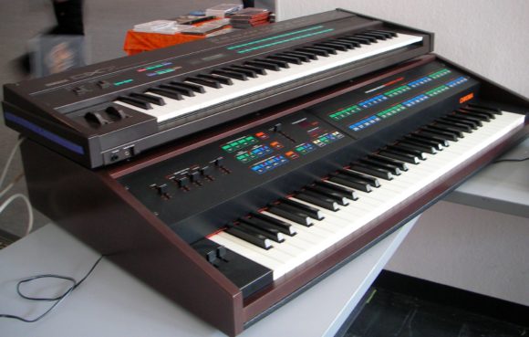 Auch Digitales kann schon vintage sein: Rhodes Chroma und Yamaha DX7. Gesehen beim Stand vom Synthesizer Magazin.