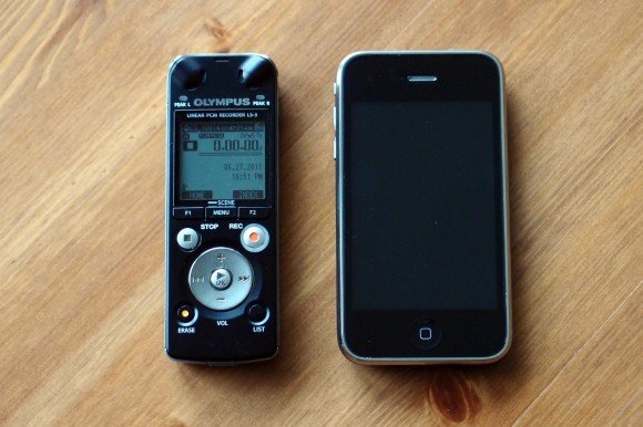 Wie klein und vor allem schmal der LS-3 ist, zeigt ein Größenvergleich zum iPhone