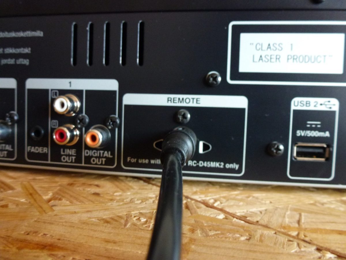 Die Rückseite mit den Audio Outs, USB Schnittstelle, Faderstart und dem Remote Kabel