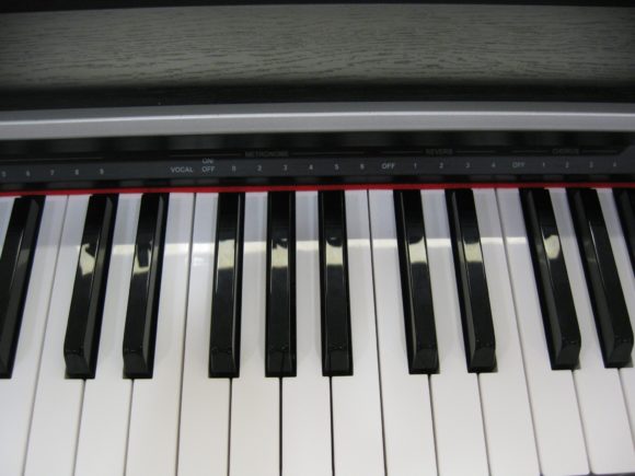 Zur besseren Bedienung sind alle Tasten der Klaviatur mit ihren Funktionen beschriftet.