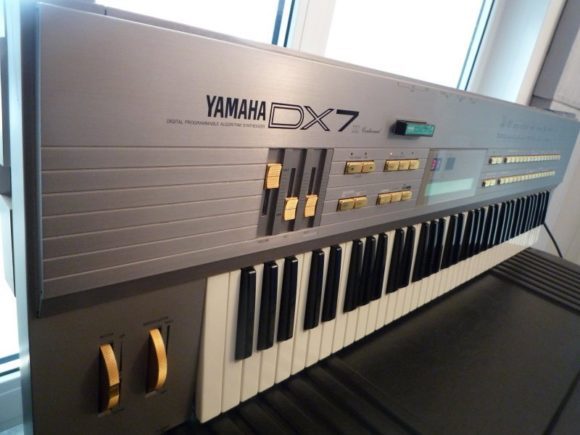 Yamaha DX7II Centennial Silber mit goldenen Tasten