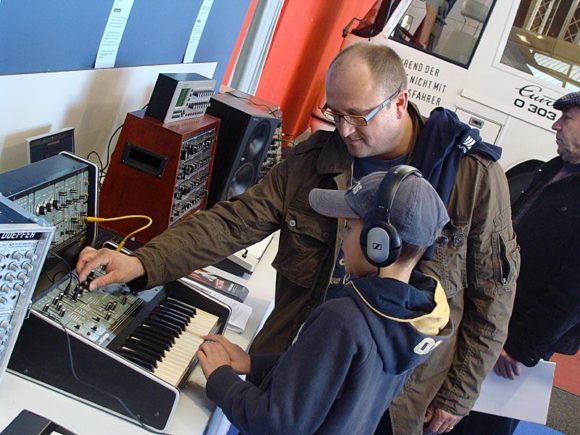 Glück, wenn der Vater sich auskennt: Diesem Jungen wurden an beinahe jedem Synthesizer die Besonderheiten des jeweiligen Instruments erklärt...