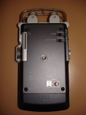 der SONY PCM-D50 besitzt ein passendes Gewinde zur Befestigung an Fotostativen