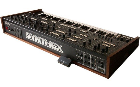 Elka Synthex mit der Original Midi-Break-Out Box