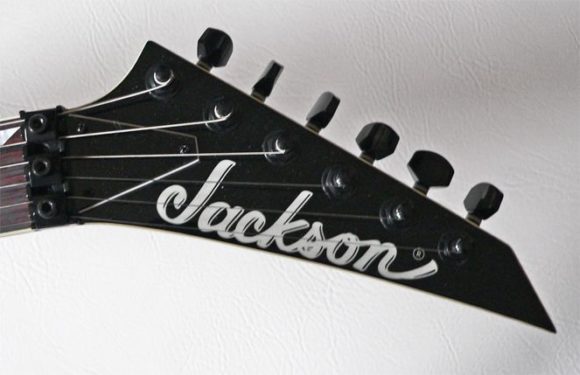 -- Die charakteristische Jackson Kopfplatte --