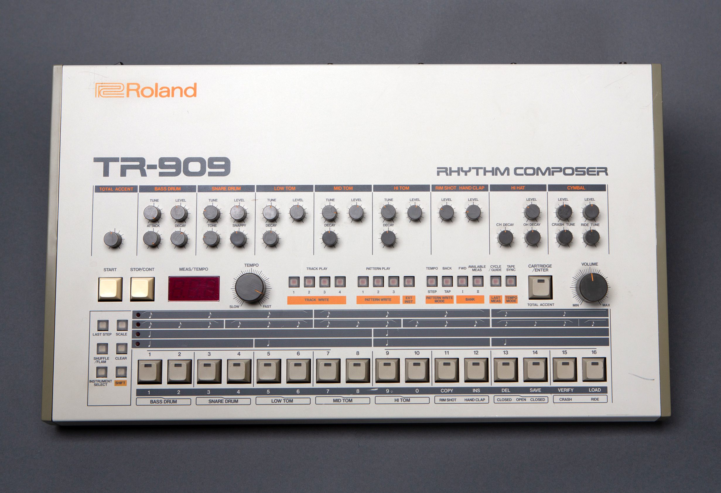 Black Box: Roland TR-909, Analog Drummachine - AMAZONA.de