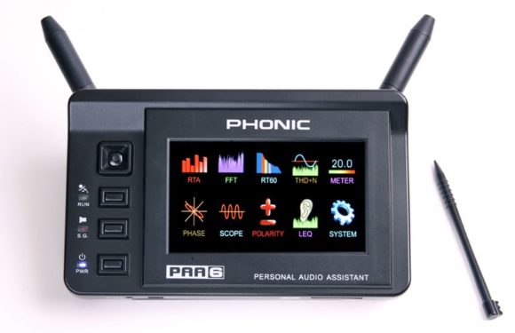 PAA6 Audio Analyzer von Phonic mit herausgeklappten Mikrofonen und Eingabestift.