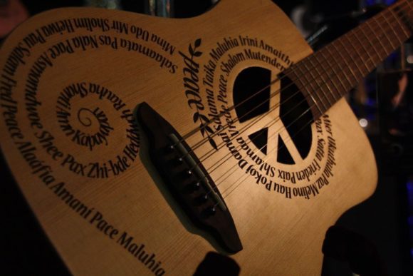 -- Peace Wandergitarre von Luna Guitars --