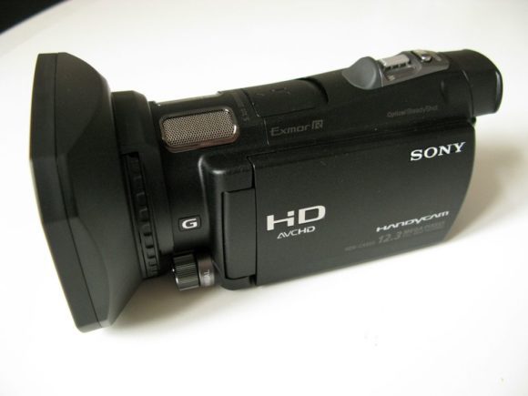 Gegenlichtblende inklusive: Sony HDR-CX690E
