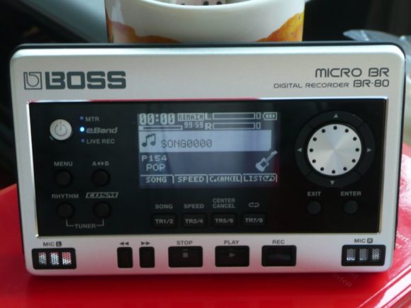 BOSS Micro BR-80 mit Tasse, dem zweiten Handwerkszeug des Wandermusikers