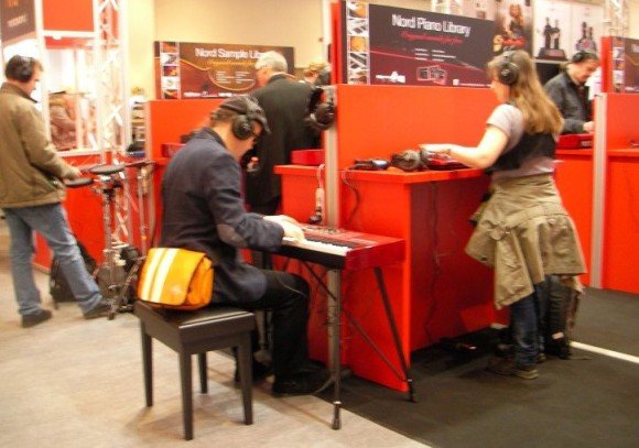 Nordkeyboards Clavia Messestand: Hands-On und alles in rot.