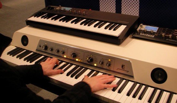 Die Waldorfs: Zarenbourg in beige, Blofeld Keyboard und dessen Pultversion in schwarz