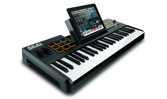 Test: AKAI, SynthStation49, Controller-Keyboard mit iPad Dock
