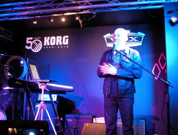 Jordan Rudess spielt den Korg Kronos X