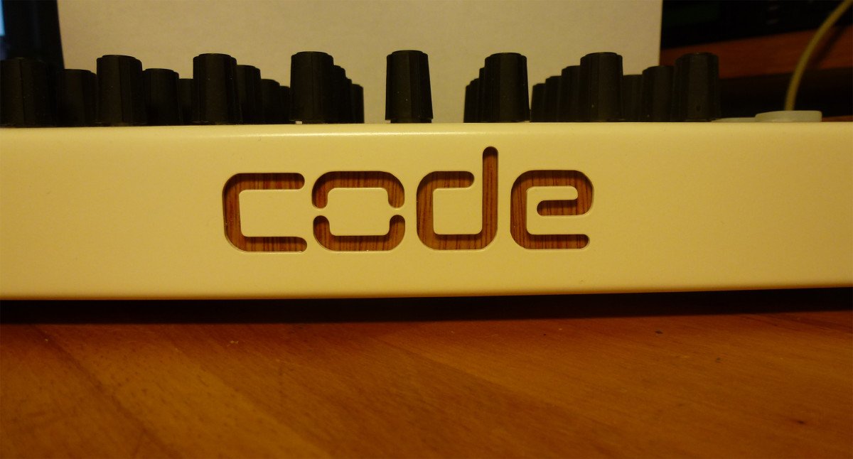 Die Rückseite mit eingefrästem Code Schriftzug
