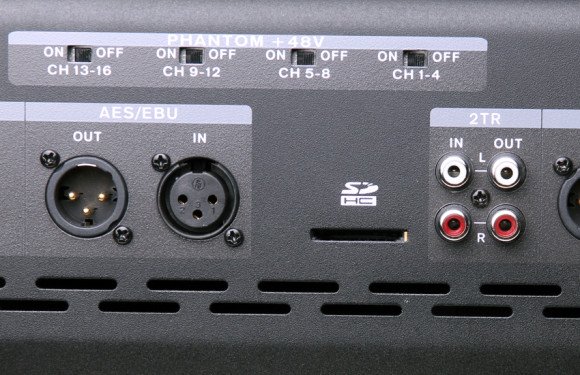 Phantom-Power in vier Gruppen schaltbar; AES/EBU-Schnittstelle; Cinch Ein- und Ausgänge; SD Kartenslot