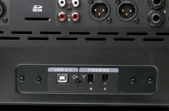 Serienmäßig eingebaute USB2.0/Firewire-Schnittstelle