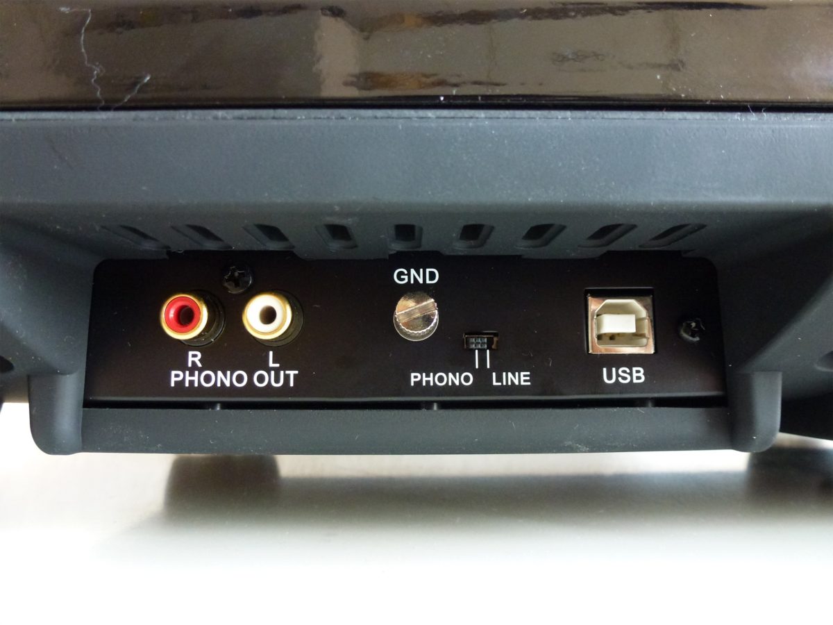 In- und Outputs auf der Rückseite, USB-Schnittstelle sowie der Schalter für den Ausgangspegel