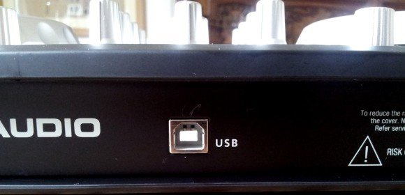 Auf der Rückseite: Nur der USB-Anschluss