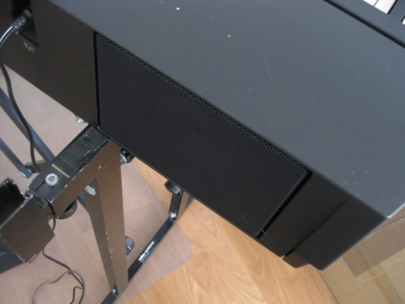 Die Lautsprecher sind nach hinten ausgerichtet. Zwei kleine Schlitze auf der Bedienoberfläche bringen den Sound auch direkt zum Spieler.