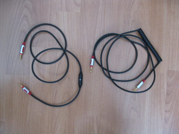 Beide Kabel gehören zum Lieferumfang des Kopfhörers hinzu. Ebenso ein Adapter auf 6,3 mm Klinke.