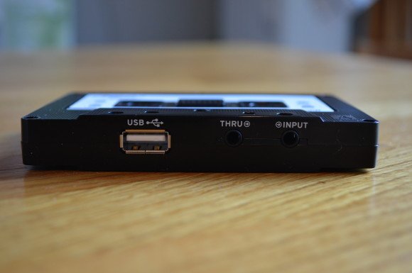 An der Vorderseite: USB-Port, Line-In und Thru-Buchse