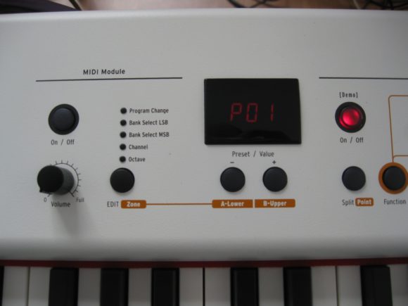 Links das MIDI-Module, mittig das Display.