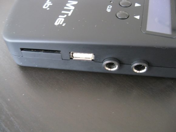 USB-Verbindung, Eingänge 7-8 und SD-Karteneinschub.