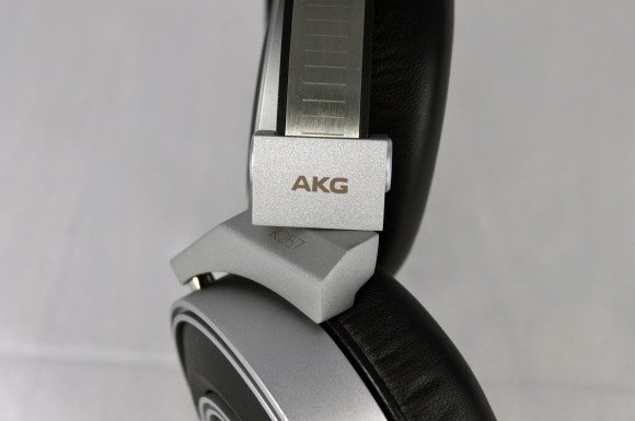Das Gelenk des AKG K267 - stabil aus Aluminum.