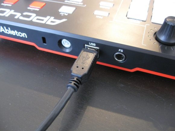 Der Anschluss erfolgt über den USB-Port. APC40 MK2 verfügt zusätzlich über einen Footswitch-Anschluss sowie eine Power-Schalter.