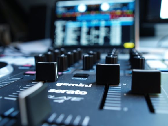 Die Software im Blick: das Upgrade auf Serato DJ kostet derzeit 129 US-Dollar