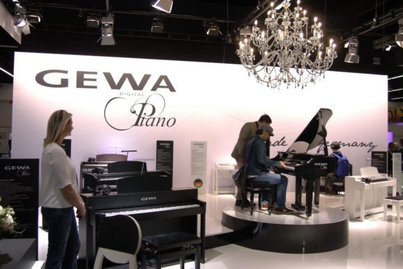 Der GEWA Piano Stand