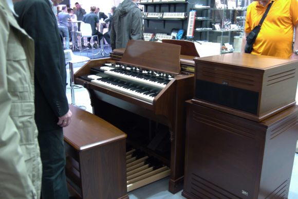 Digitale Klangerzeugung trifft auf Historische Verpackung. Eine detailgetreue Nachbildung der Hammond B3