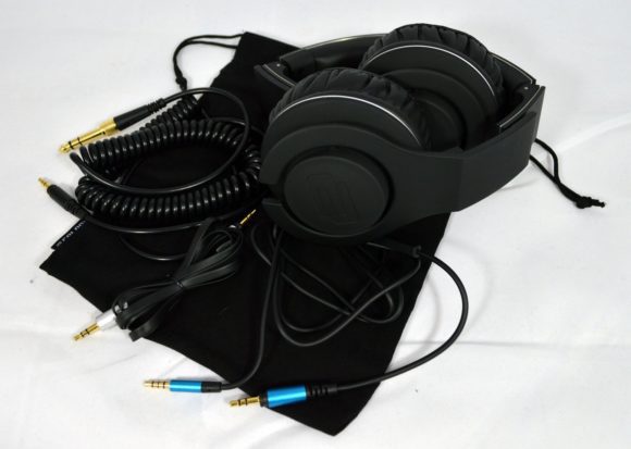 Der Lieferumfang umfasst den Kopfhörer, eine Tasche sowie drei Kabel