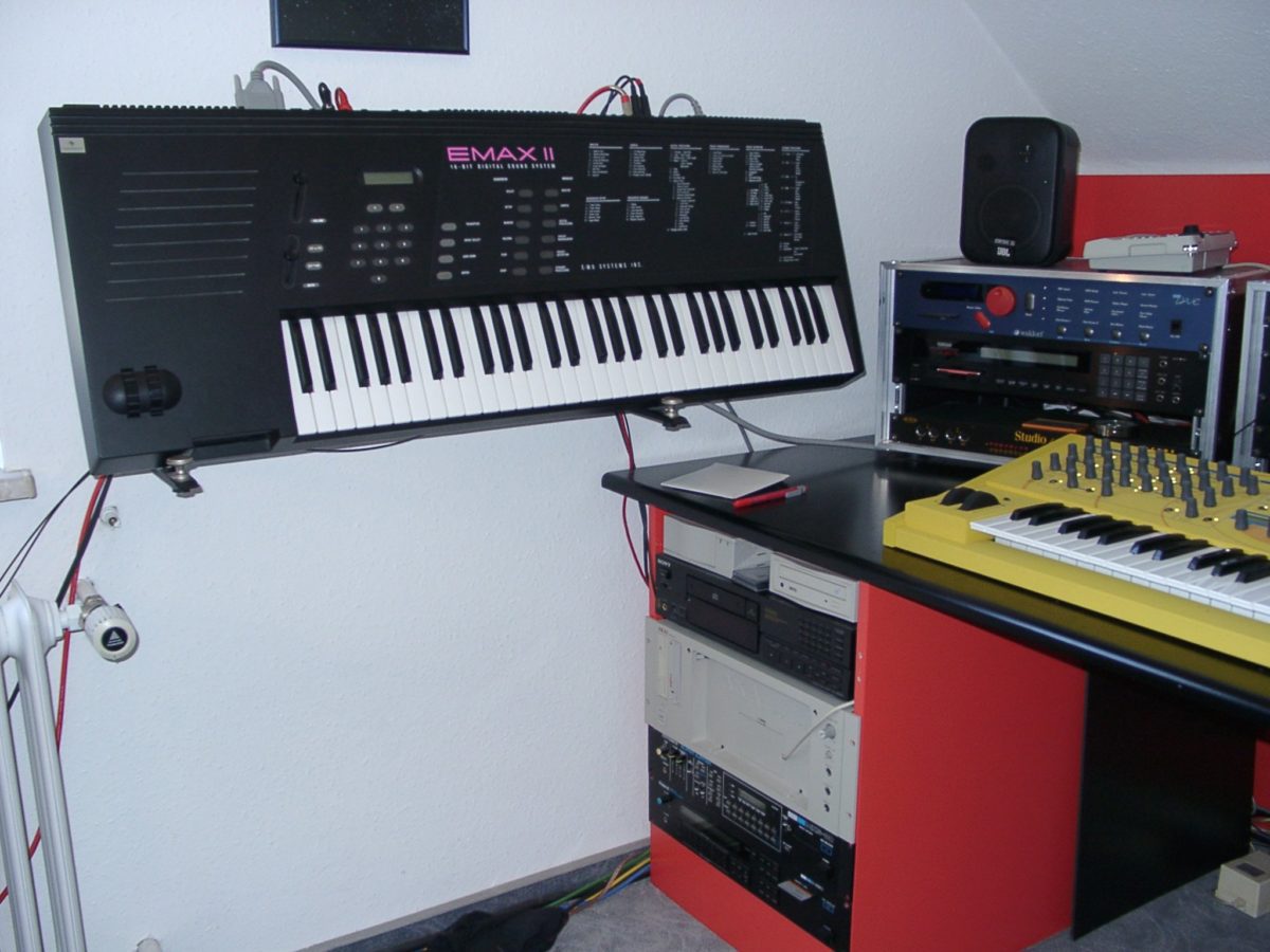 E-Mu EMAX II, Sampler & Synthesizer an der Wand