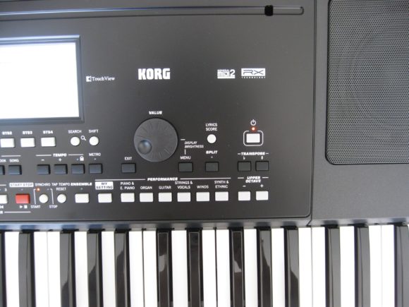 Der Soundbereich liegt direkt oberhalb der Tastatur und ist damit sehr gut zu bedienen.