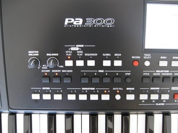 Die linke Seite des Pa300 mit Style-Funktionen, Recorder und globalen Einstellungen.