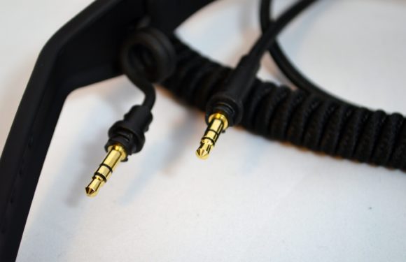 Wohl angeschlossen sind die Kabel am Kopfhörer