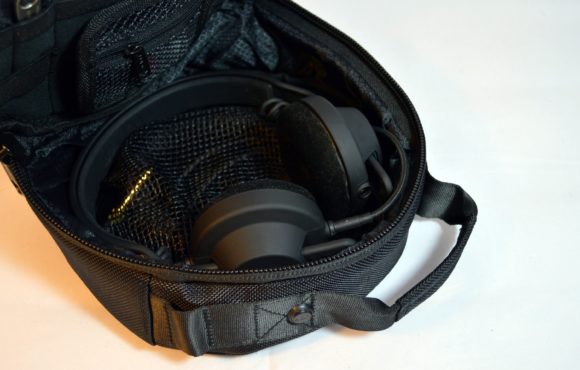 So passen auch nicht-klappbare Kopfhörer in das Headphone Bag