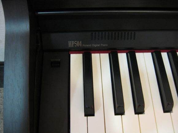 Kleine Öffnungen auf der Oberseite bringen den Sound des HP-504 ans Ohr des Spielers.