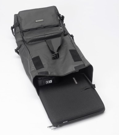 Flachgelegt: Magmas Rolltop Backpack mit Inhalt