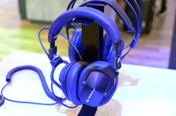 Pionner erweitert die Range der Studio-Kopfhörer um zwei kleinere Modelle: HRM-5 und HRM-6