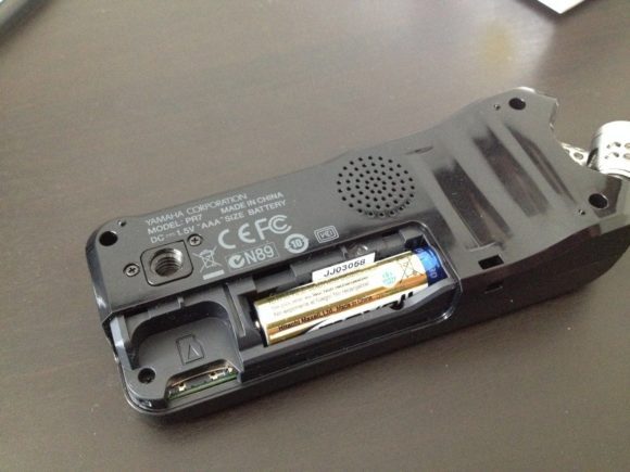 Eine AAA-Batterie reicht zum Betrieb aus, gespeichert wird auf einer SD- oder SDHC-Karte