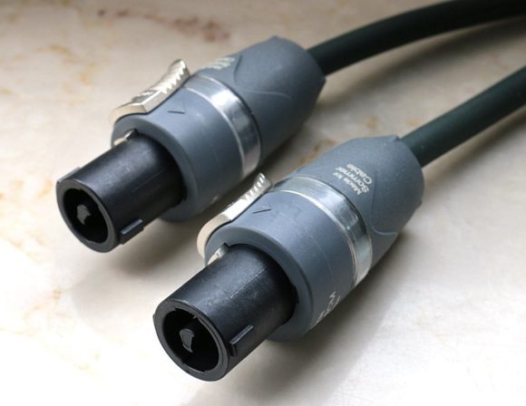 Speakon-Stecker der Marke Sommer Cable