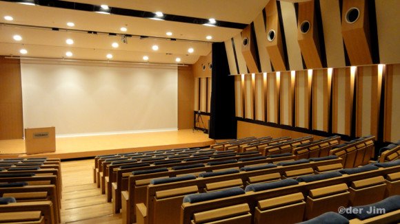 In diesem Konzertsaal werden auch Instrumente auf ihre Live-Qualitäten getestet.