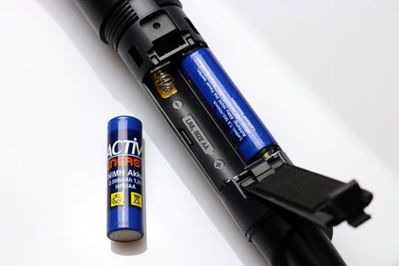 Zwei AA-Batterien oder Akkus gehören in das Batteriefach