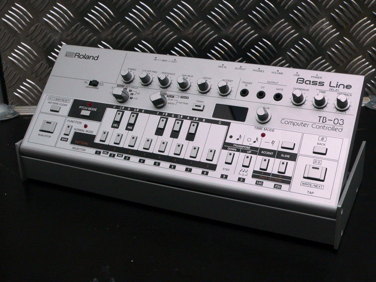 Bass line ru. Roland TB-303. Roland System 100 VST. Электронный артист с Roland TB-303. Roland System-8 picture.