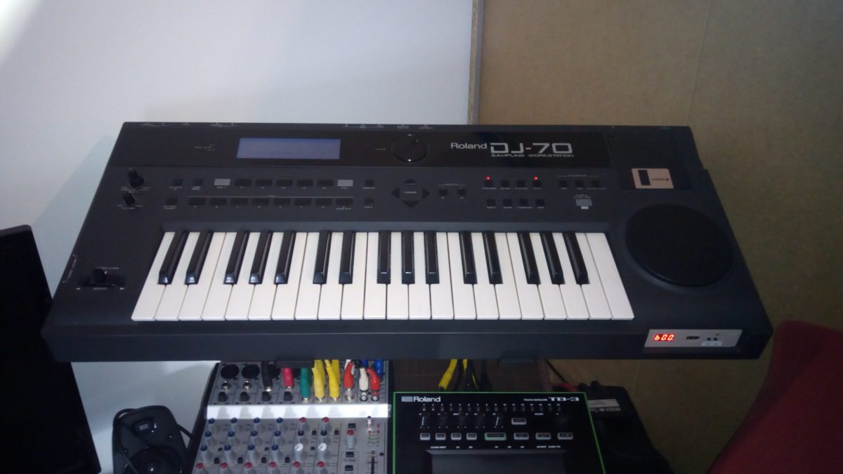 roland_dj-70_studio
