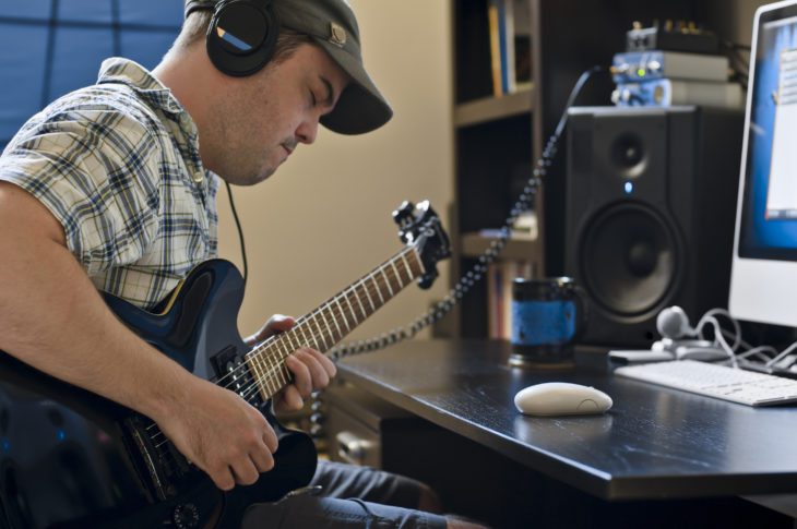Auch beim Gitarren-Recording ist ein passender Studiotisch wichtig