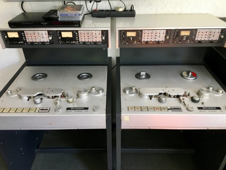 Zwei Studer A80-Tonbandmaschinen. Das Model wurde ab 1970 gebaut. Auf der rechten Maschine liegt ein Bobby auf.
